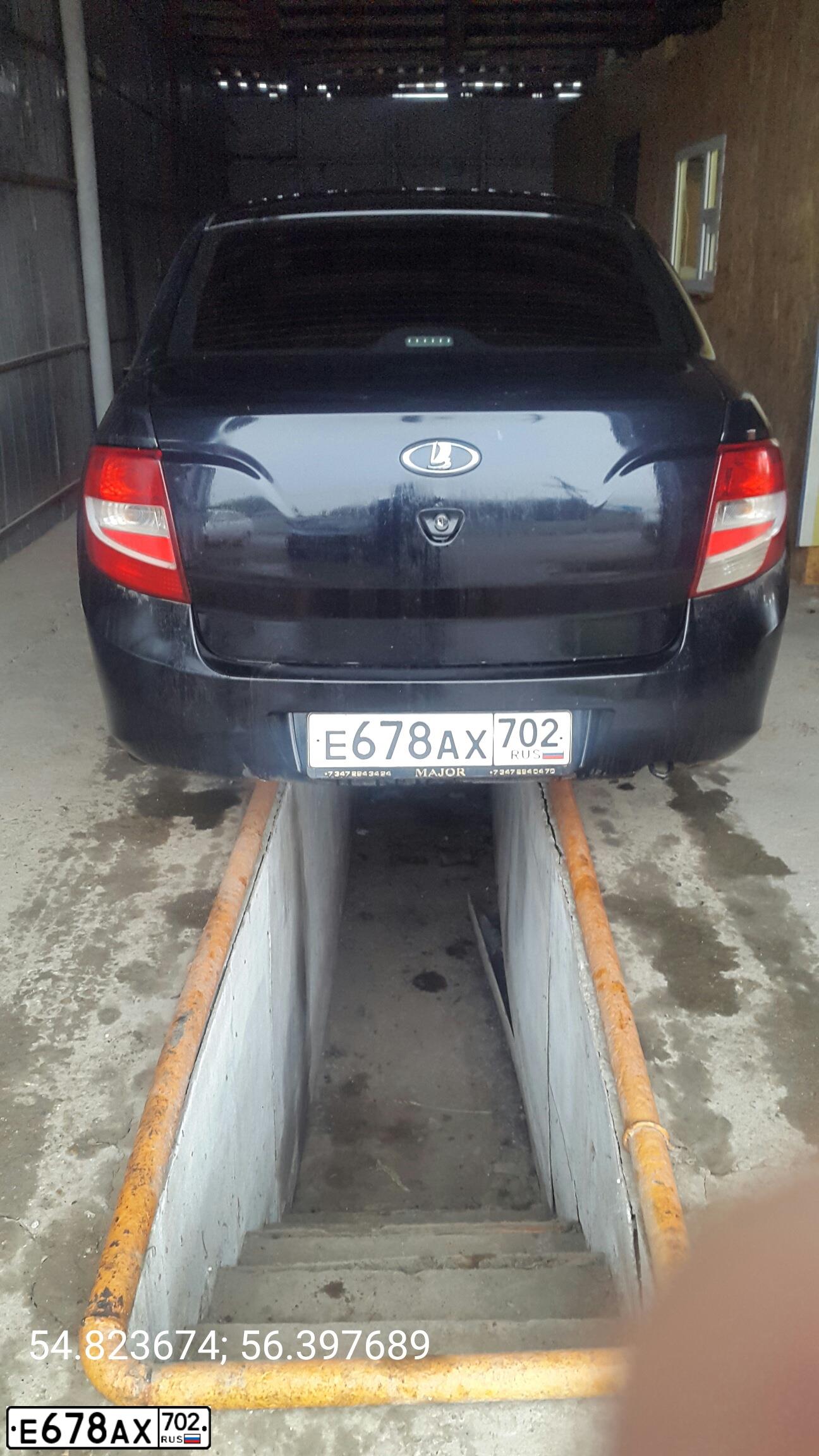 Фото автомобиля LADA 2190 GRANTA, 2014 — госномер Е678АХ702. Цвет: Сине-Черный
