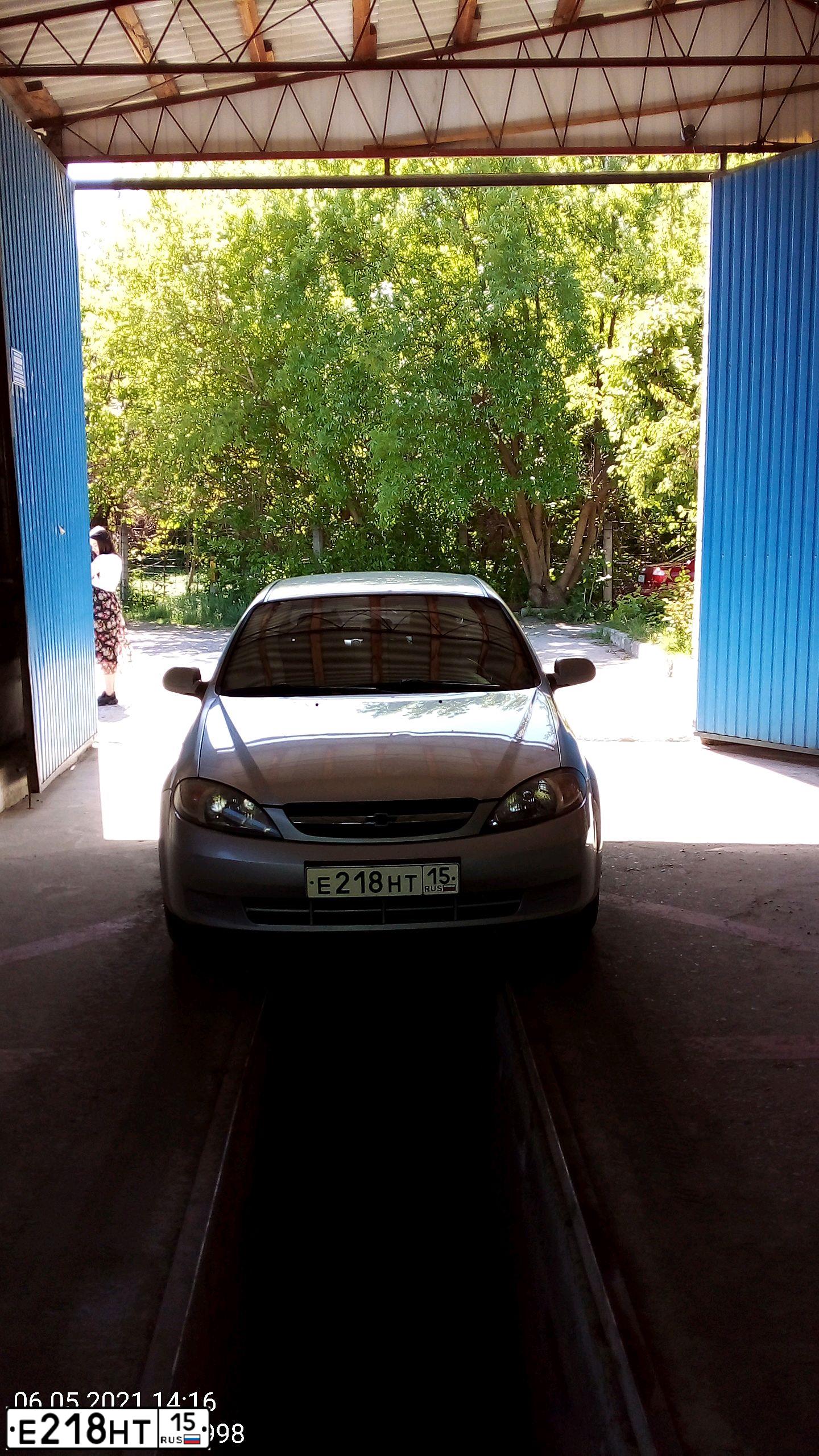 Фото автомобиля CHEVROLET LACETTI, 2008 — госномер Н615ЕХ15. Цвет: СЕРЕБРИСТЫЙ