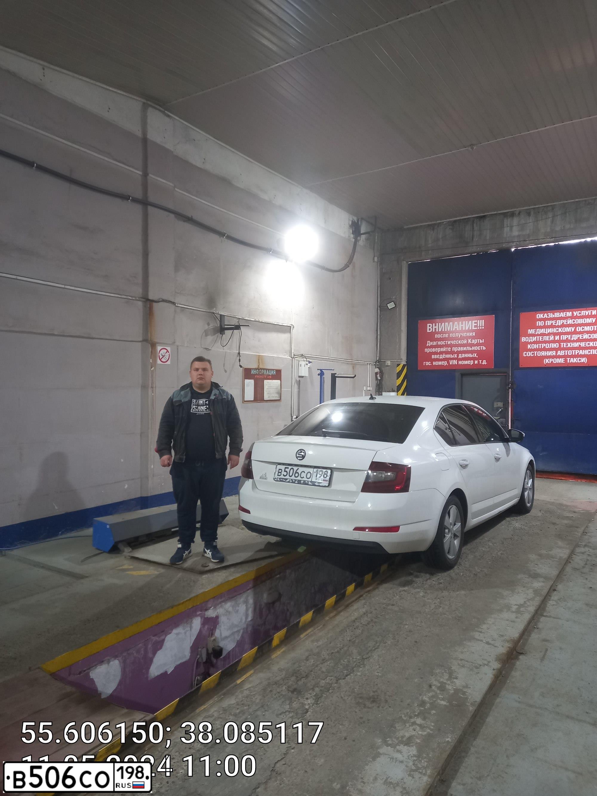 Фото автомобиля SKODA OCTAVIA, 2013 — госномер В715АЕ550. Цвет: Белый
