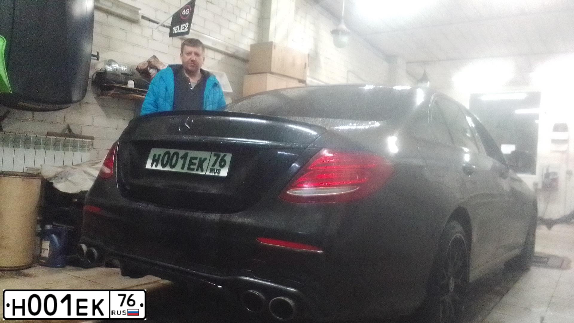 Фото автомобиля МЕРСЕДЕС-БЕНЦ E 200 4MATIC, 2019 — госномер Н001ЕК76. Цвет: ЧЕРНЫЙ