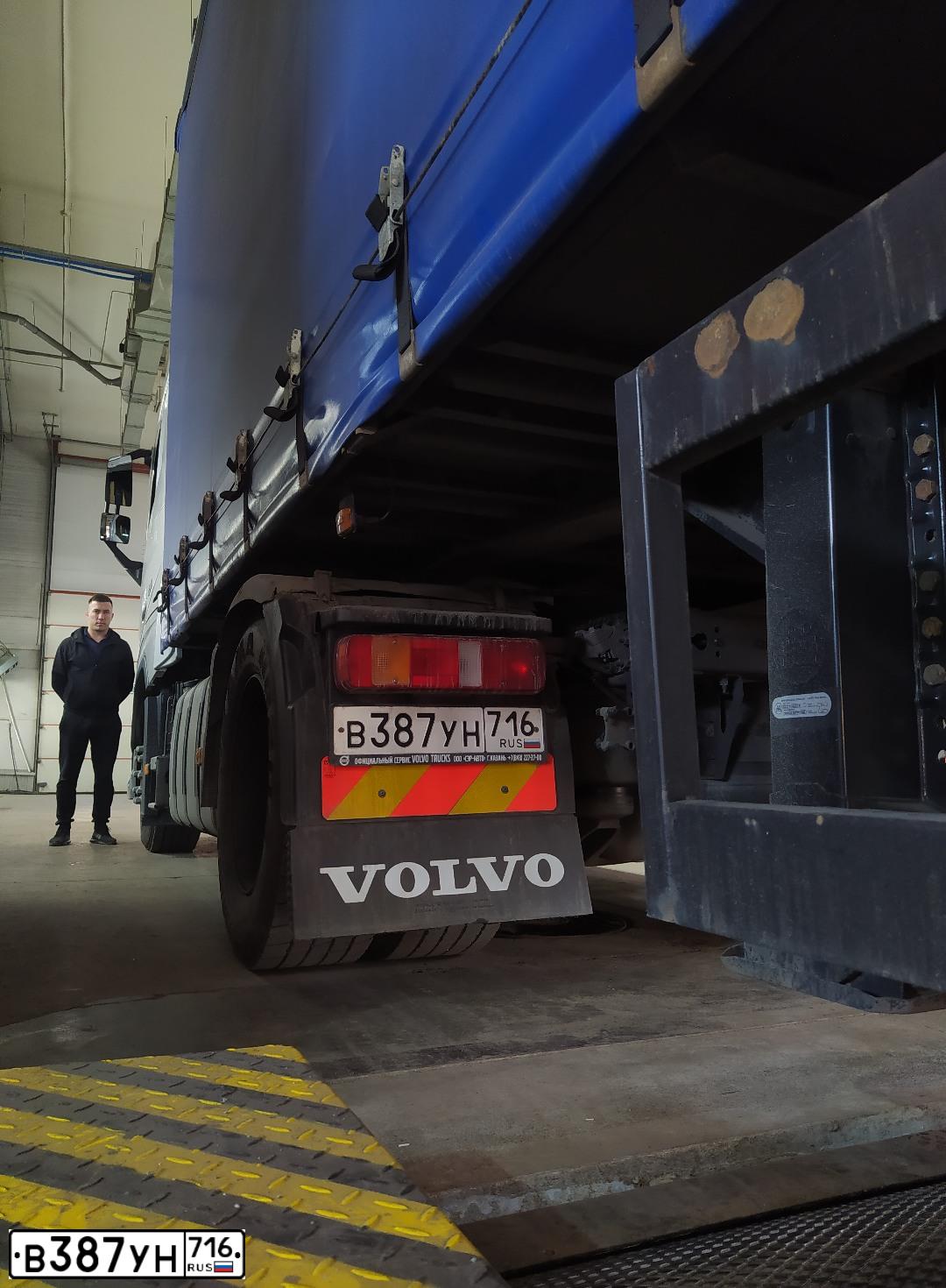Фото автомобиля VOLVO FH, 2019 — госномер М133АТ53. Цвет: СЕРЫЙ МЕТАЛЛИК