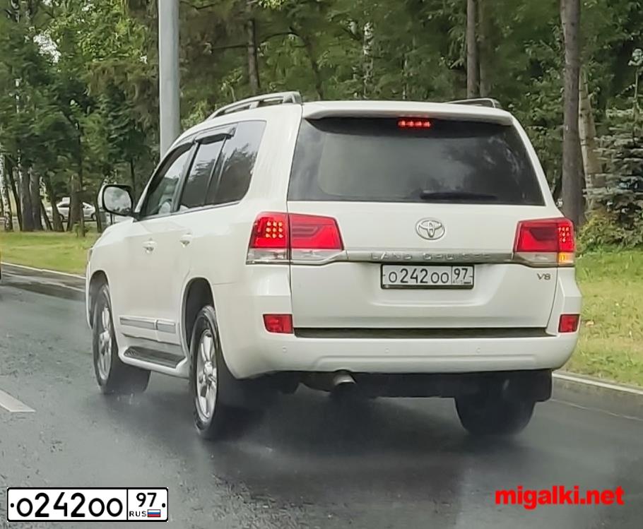 Фото автомобиля AUDI A4, 2004 — госномер О242ОО97. Цвет: СЕРЫЙ