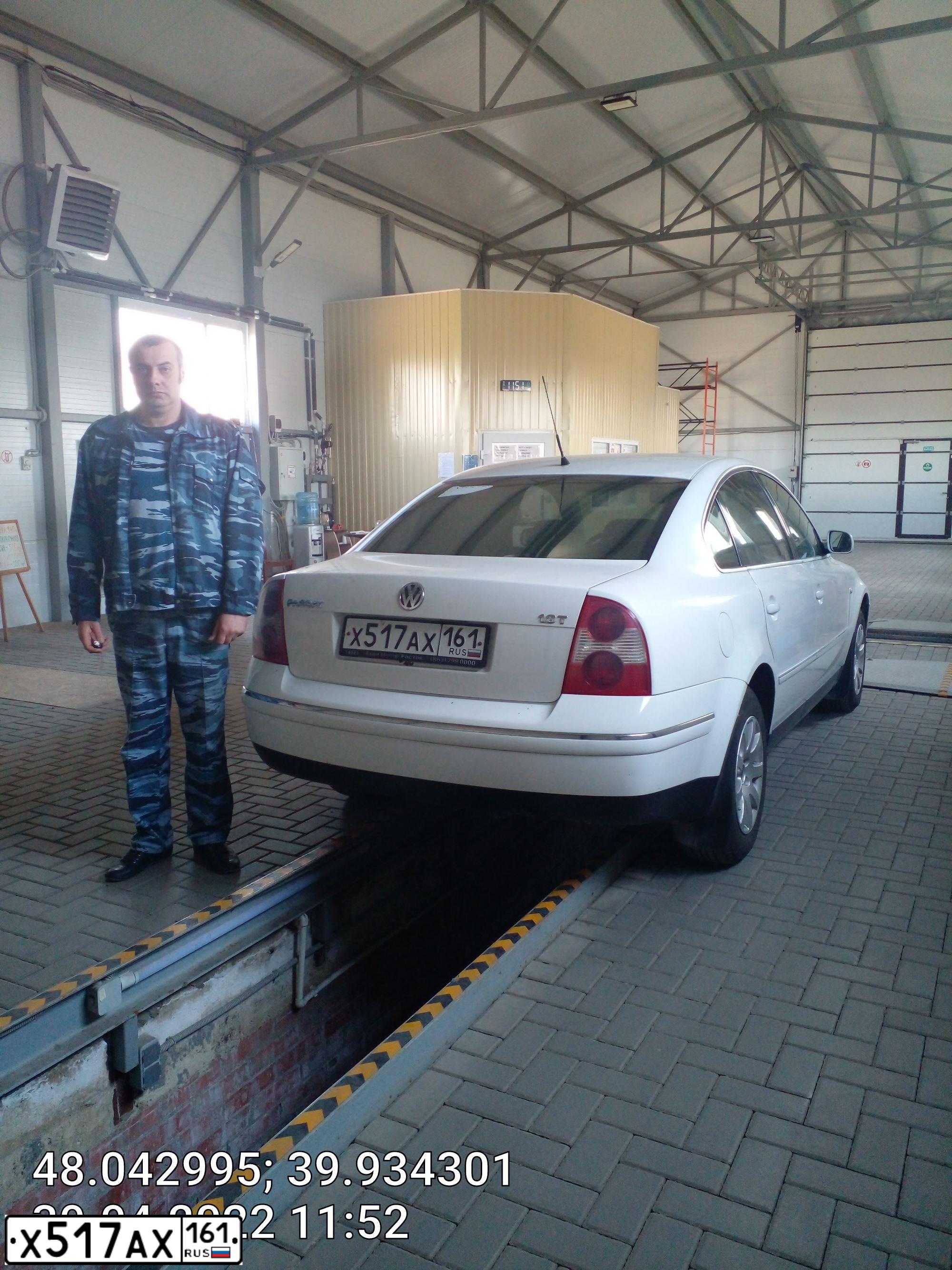 Фото автомобиля VOLKSWAGEN PASSAT, 2003 — госномер Е116АУ180. Цвет: Белый
