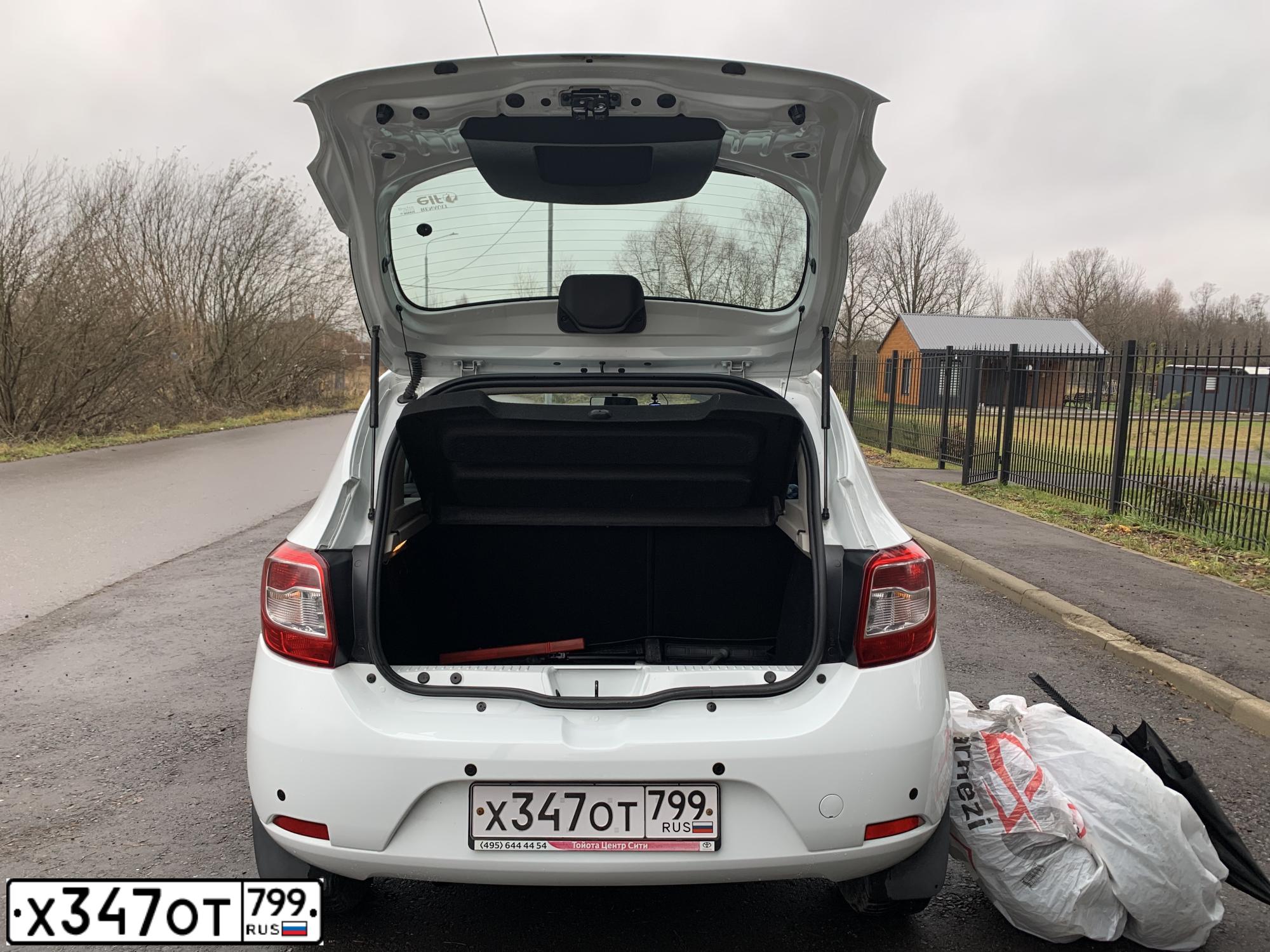 Фото автомобиля RENAULT T SANDERO, 2018 — госномер Е680ЕТ799. Цвет: Белый