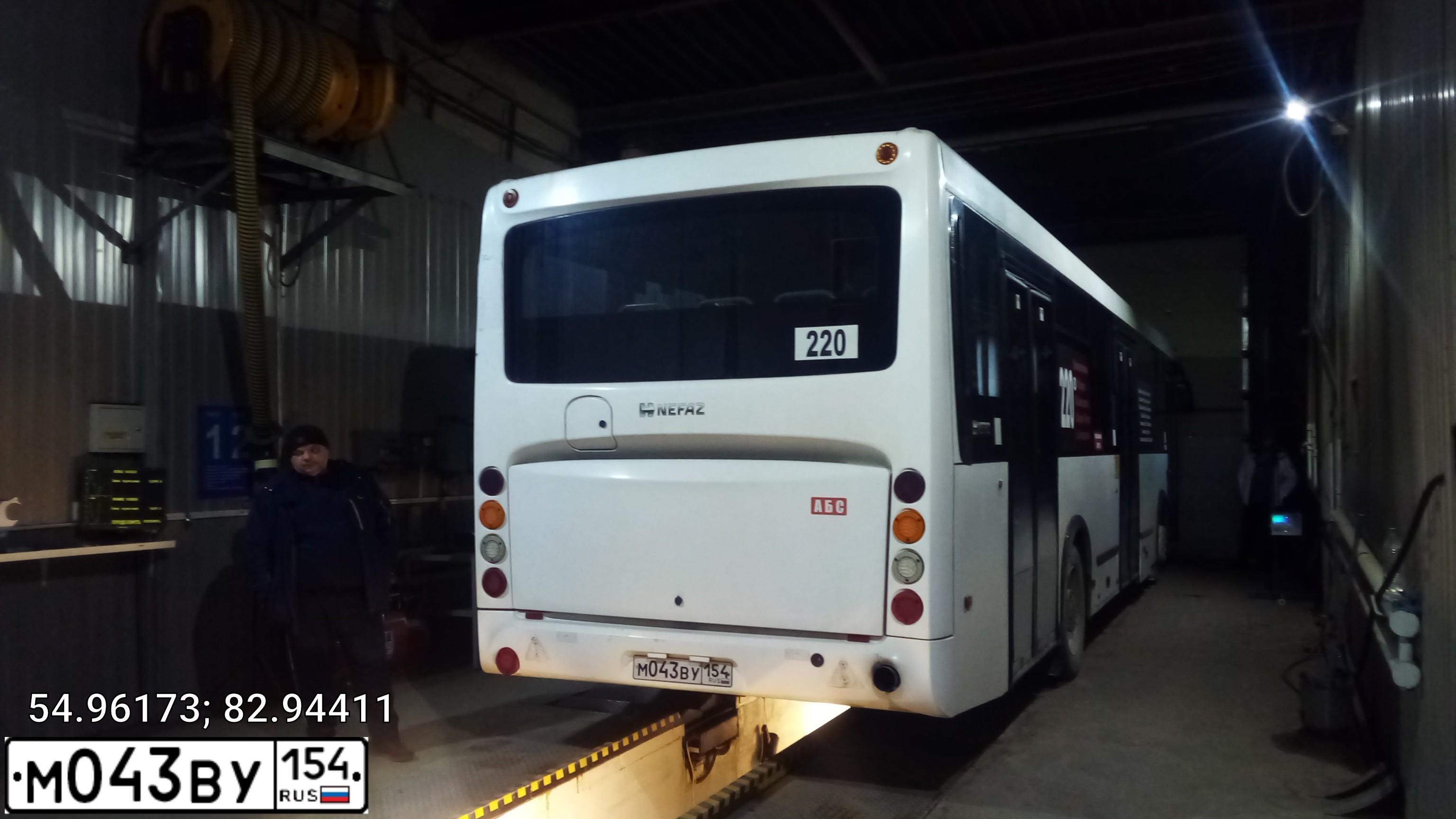 Фото автомобиля NEFAZ 5299 /KAMAZ 5297 4X2/, 2017 — госномер М043ВУ154. Цвет: Белый