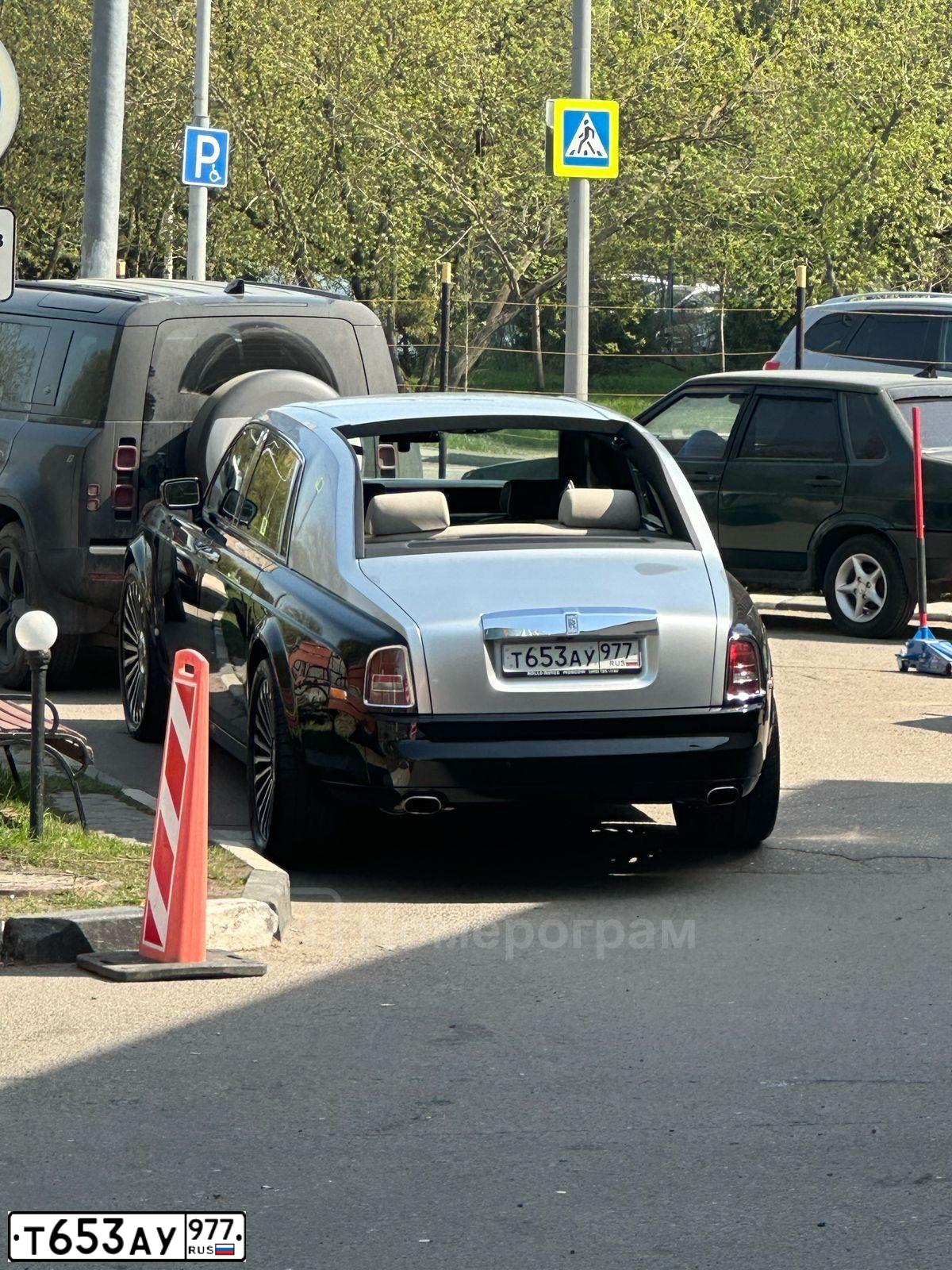 Фото автомобиля ROLLS ROYCE ROLLS-ROYCE PHANTOM, 2008 — госномер Т653АУ977. Цвет: ЧЕРНЫЙ