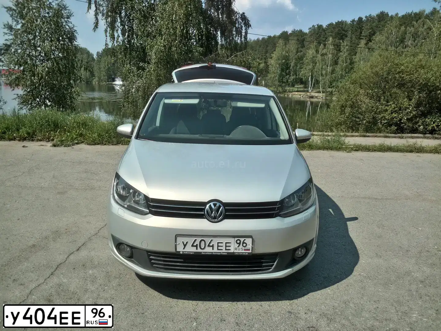 Фото автомобиля VOLKSWAGEN TOURAN, 2011 — госномер Т557СО72. Цвет: СВЕТЛО-СЕРЫЙ