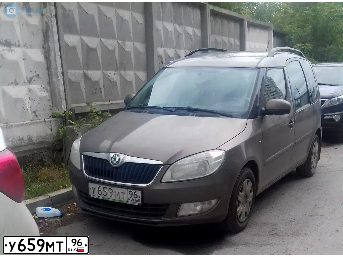 Фото автомобиля SKODA ROOMSTER, 2012 — госномер У659МТ96. Цвет: Коричневый
