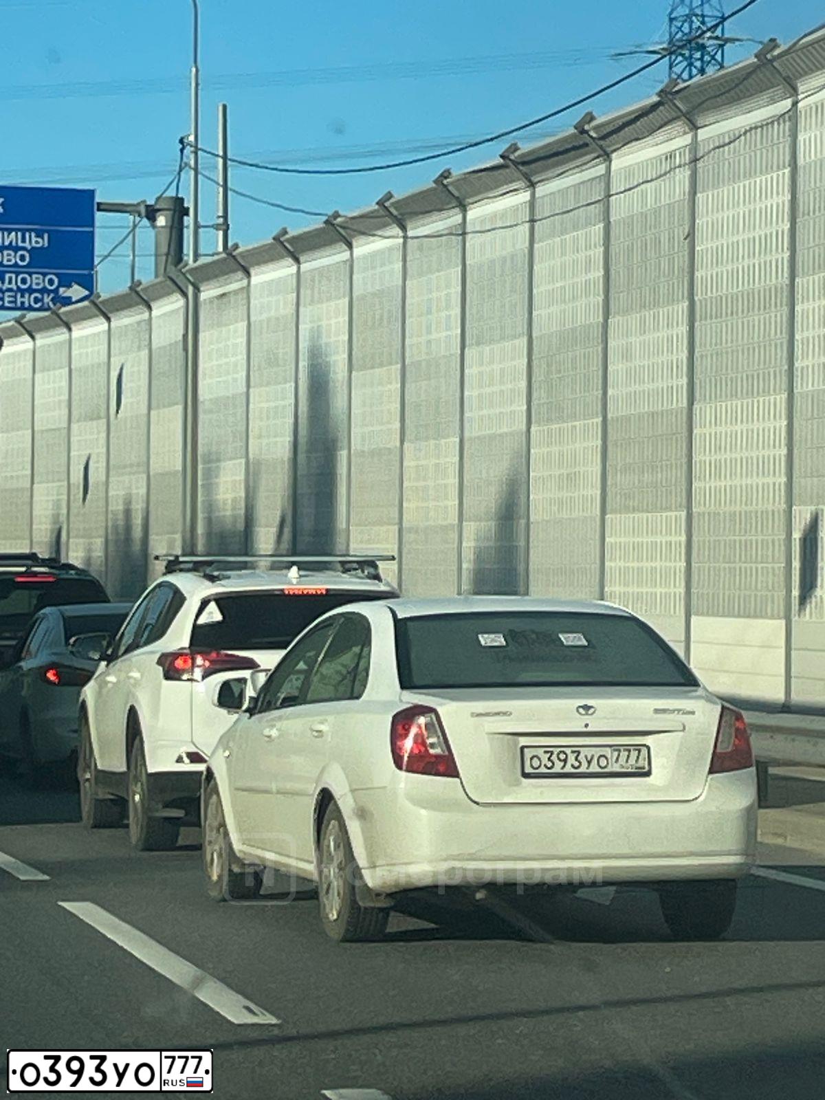 Фото автомобиля DAEWOO GENTRA, 2015 — госномер О393УО777. Цвет: БЕЛЫЙ