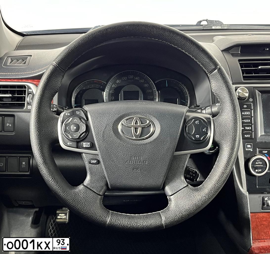 Фото автомобиля TOYOTA CAMRY, 2017 — госномер О600СВ93. Цвет: БЕЛЫЙ ПЕРЛАМУТР