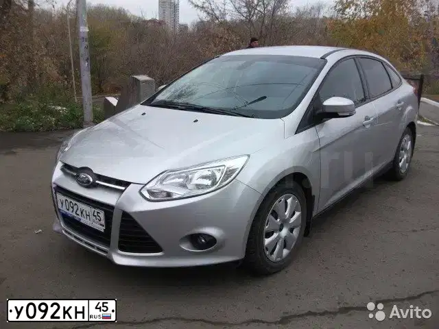 Фото автомобиля FORD FOCUS, 2012 — госномер У241НТ72. Цвет: Серебристый