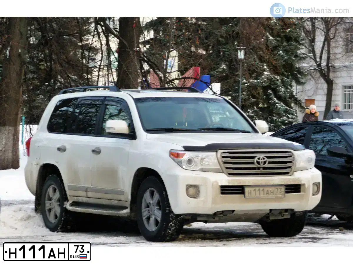 Фото автомобиля TOYOTA LANDCRUISER 200, 2013 — госномер Е111ТС73. Цвет: Белый