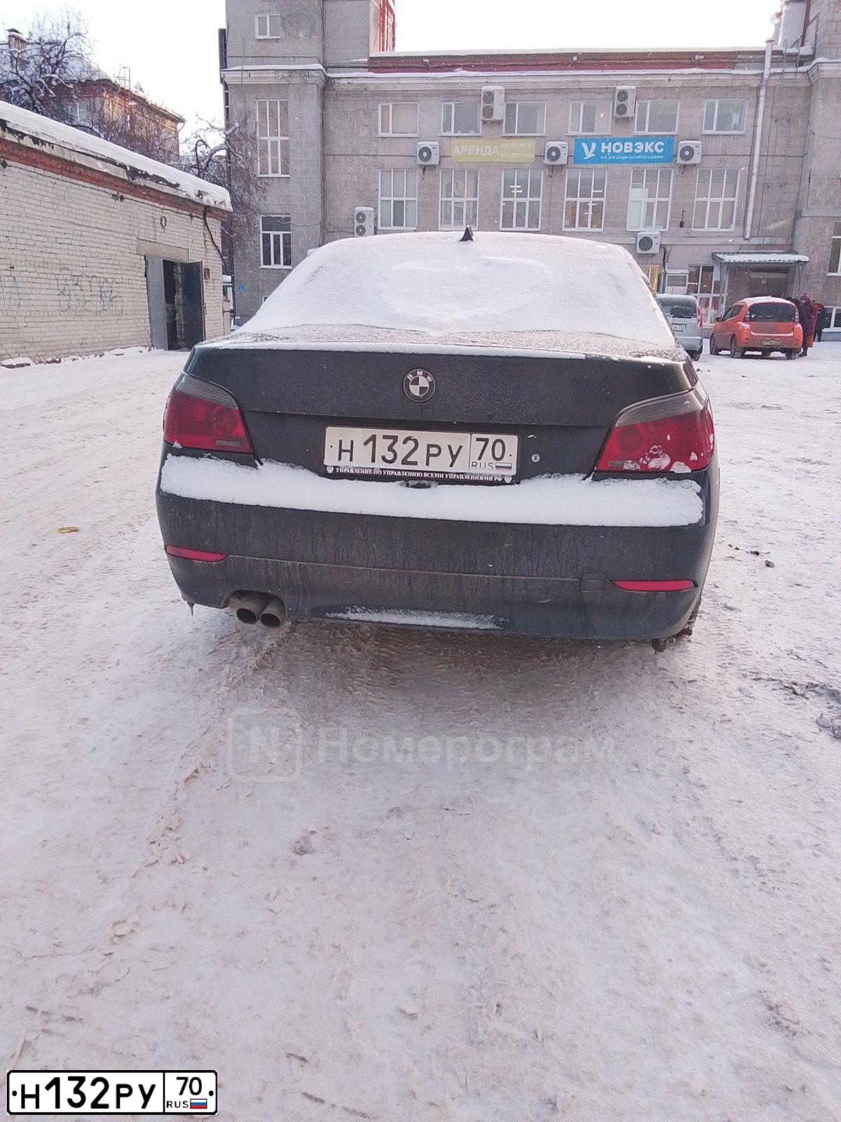 Фото автомобиля BMW SERIE 5, 2004 — госномер Н132РУ70. Цвет: ЧЕРНЫЙ