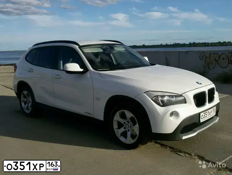 Фото автомобиля BMW X1, 2011 — госномер В891НМ186. Цвет: Белый