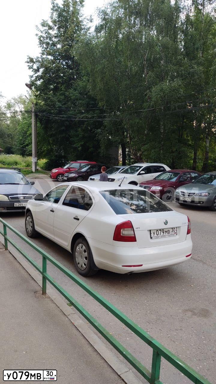 Фото автомобиля SKODA OCTAVIA, 2013 — госномер У079МВ30. Цвет: БЕЛЫЙ