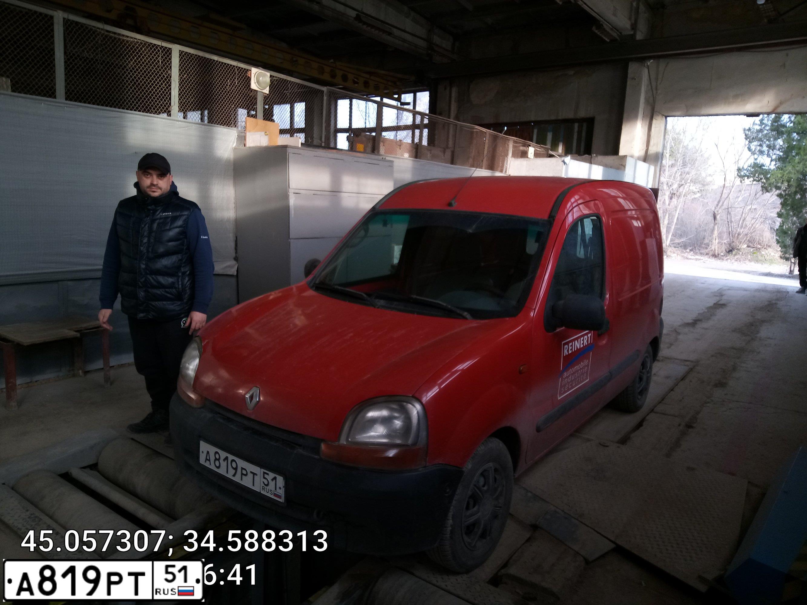 Фото автомобиля RENAULT KANGOO, 1999 — госномер Е131МЕ10. Цвет: Красный