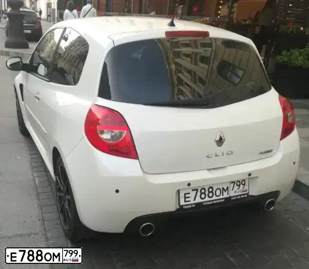 Фото автомобиля RENAULT CLIO, 2011 — госномер Е788ОМ799. Цвет: Белый