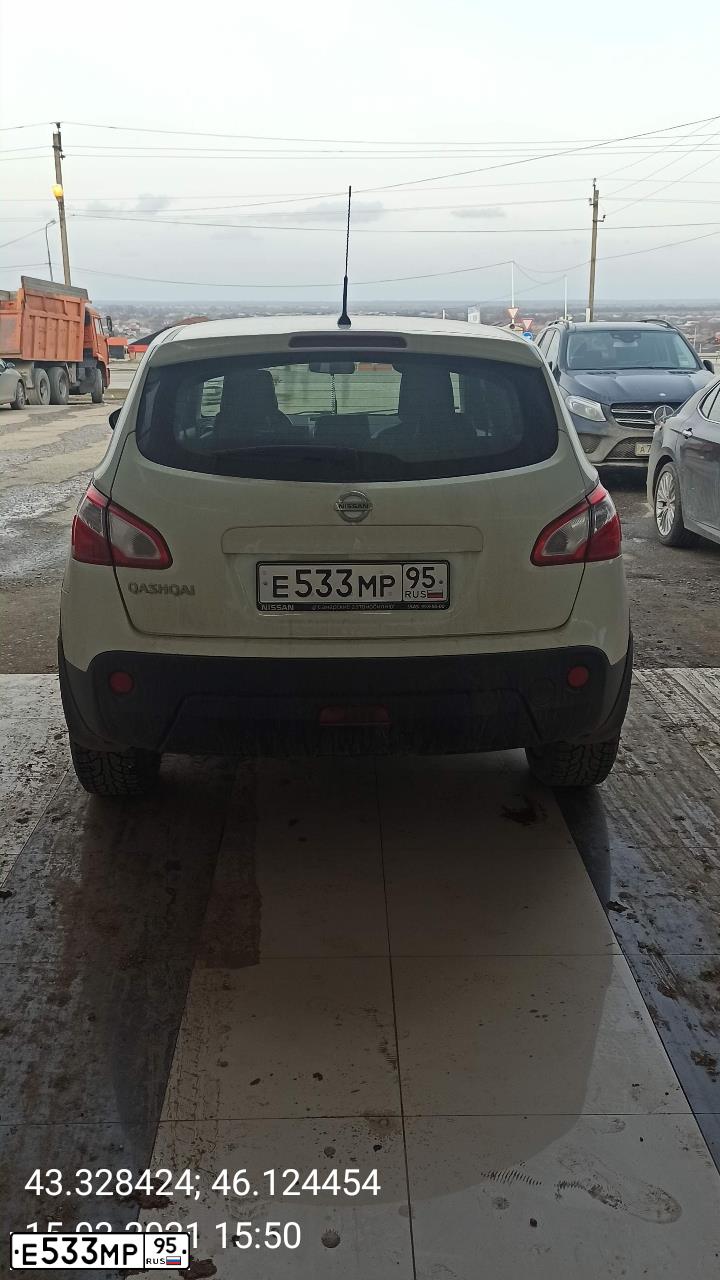 Фото автомобиля NISSAN QASHQAI, 2011 — госномер М777ВА34. Цвет: Белый