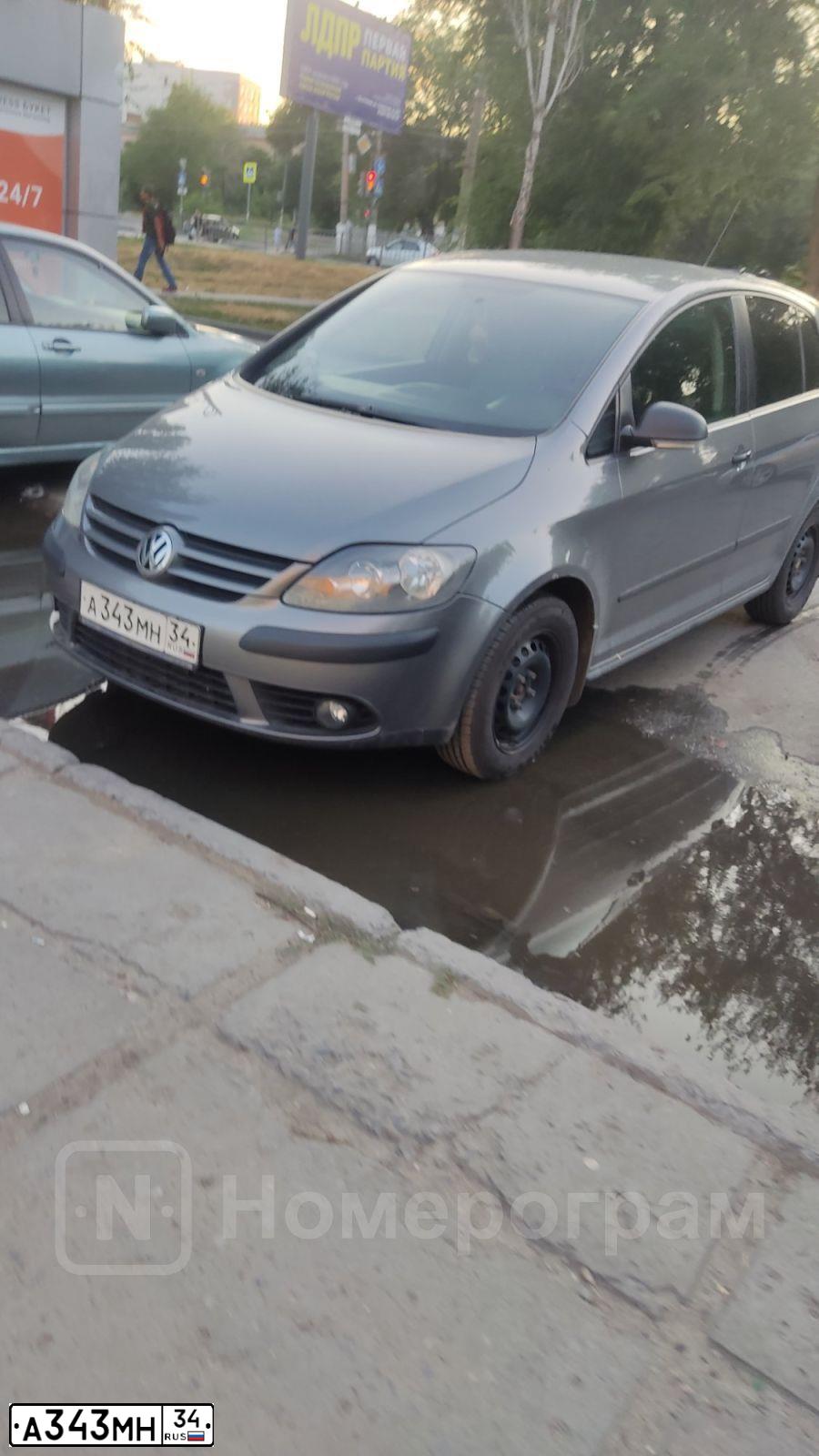 Фото автомобиля VOLKSWAGEN GOLF PLUS, 2008 — госномер А343МН34. Цвет: СЕРЫЙ