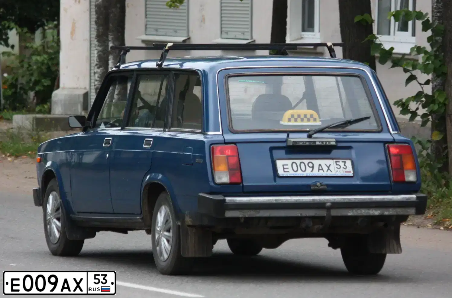 Фото автомобиля LADA 2104 LADA, 2002 — госномер Е009АХ53. Цвет: сине-зеленый
