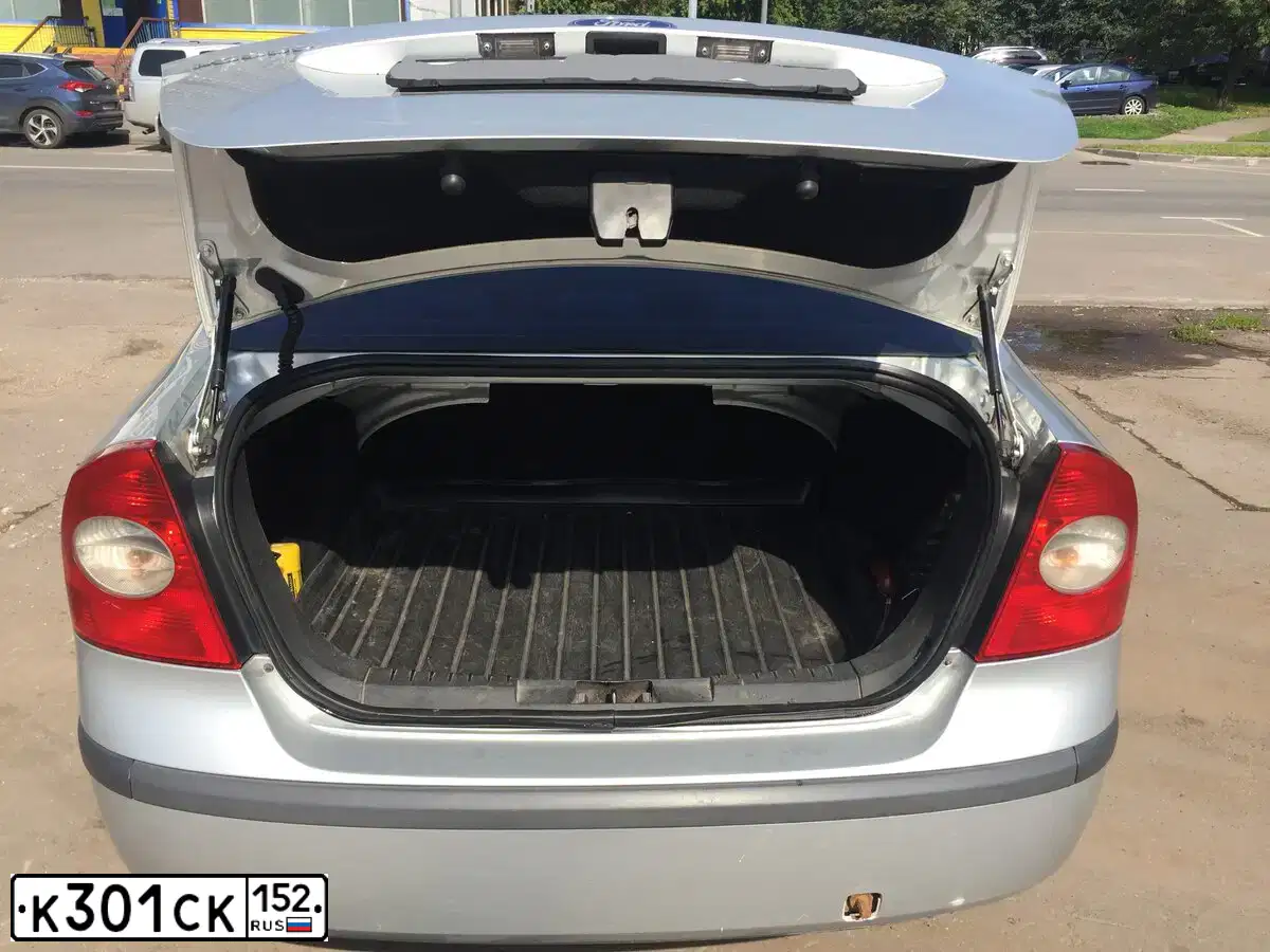 Фото автомобиля FORD FOCUS, 2005 — госномер К735ХЕ750. Цвет: СЕРЕБРИСТЫЙ