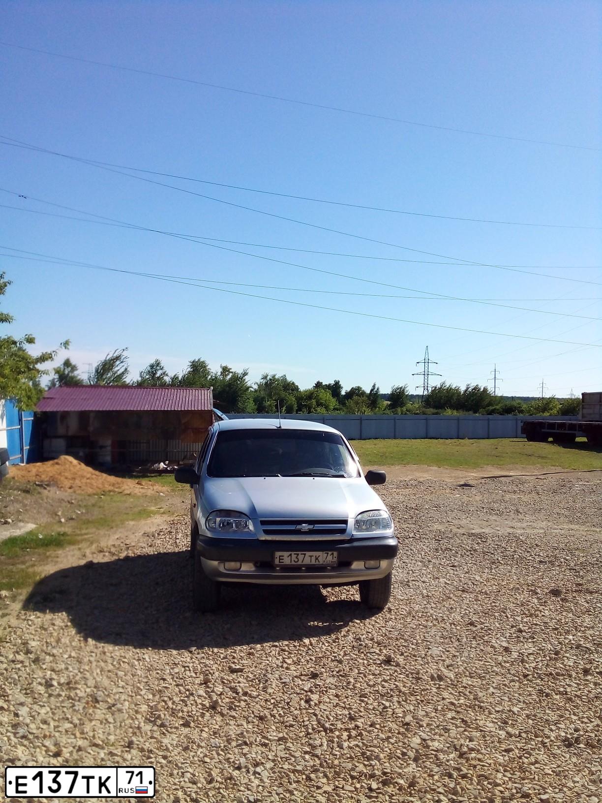Фото автомобиля CHEVROLET NIVA, 2007 — госномер Е137ТК71. Цвет: Светло-Серебристый металлик