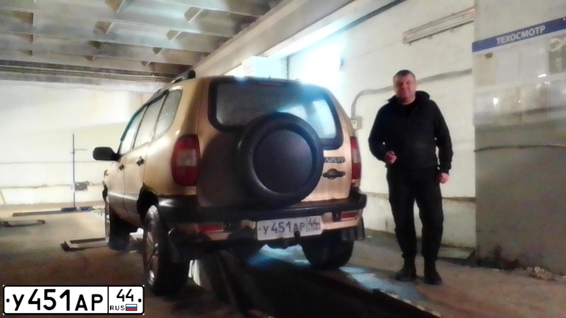 Фото автомобиля CHEVROLET NIVA, 2005 — госномер Е001ОК33. Цвет: БЕЖЕВЫЙ