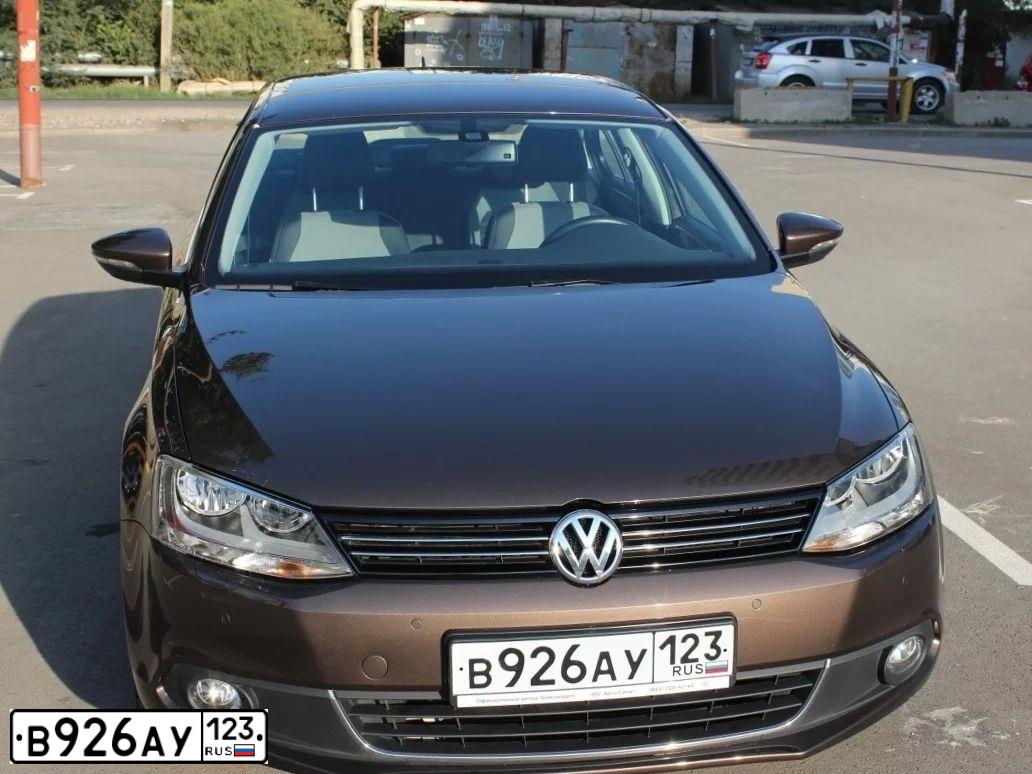 Фото автомобиля VOLKSWAGEN JETTA, 2011 — госномер В926АУ123. Цвет: Коричневый