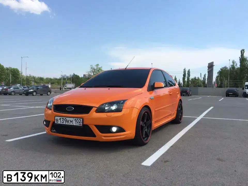 Фото автомобиля FORD FOCUS, 2006 — госномер Т405АЕ198. Цвет: Оранжевый