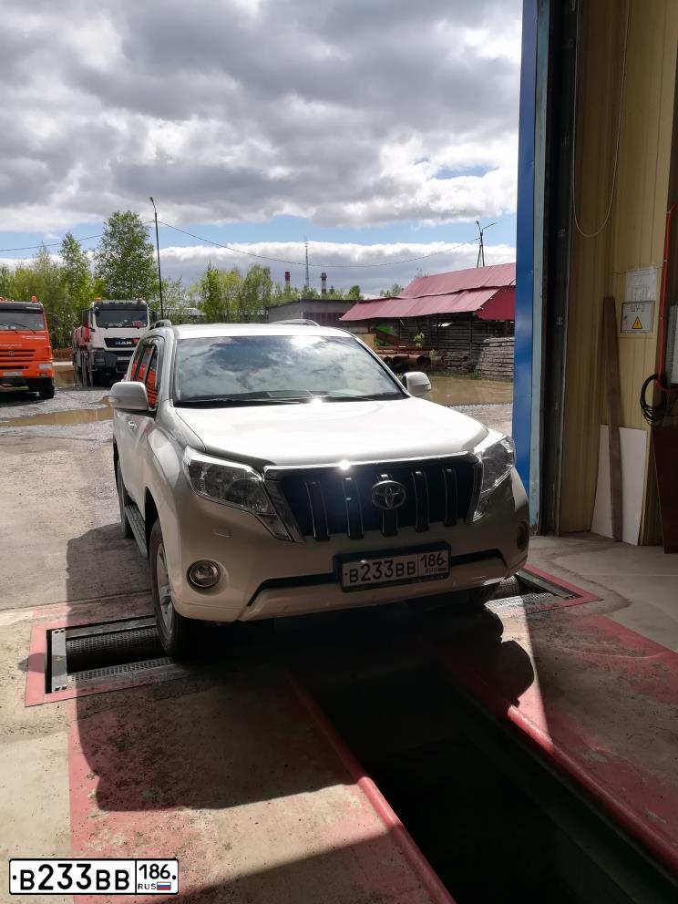 Фото автомобиля TOYOTA LANDCRUISER, 2014 — госномер В233ВВ186. Цвет: БЕЛЫЙ ПЕРЛАМУТР