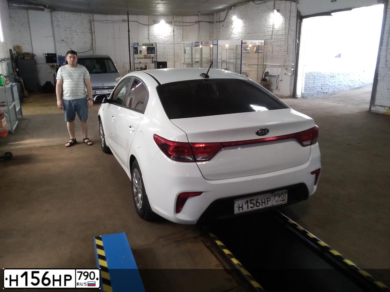 Фото автомобиля KIA RIO, 2017 — госномер Н156НР790. Цвет: БЕЛЫЙ