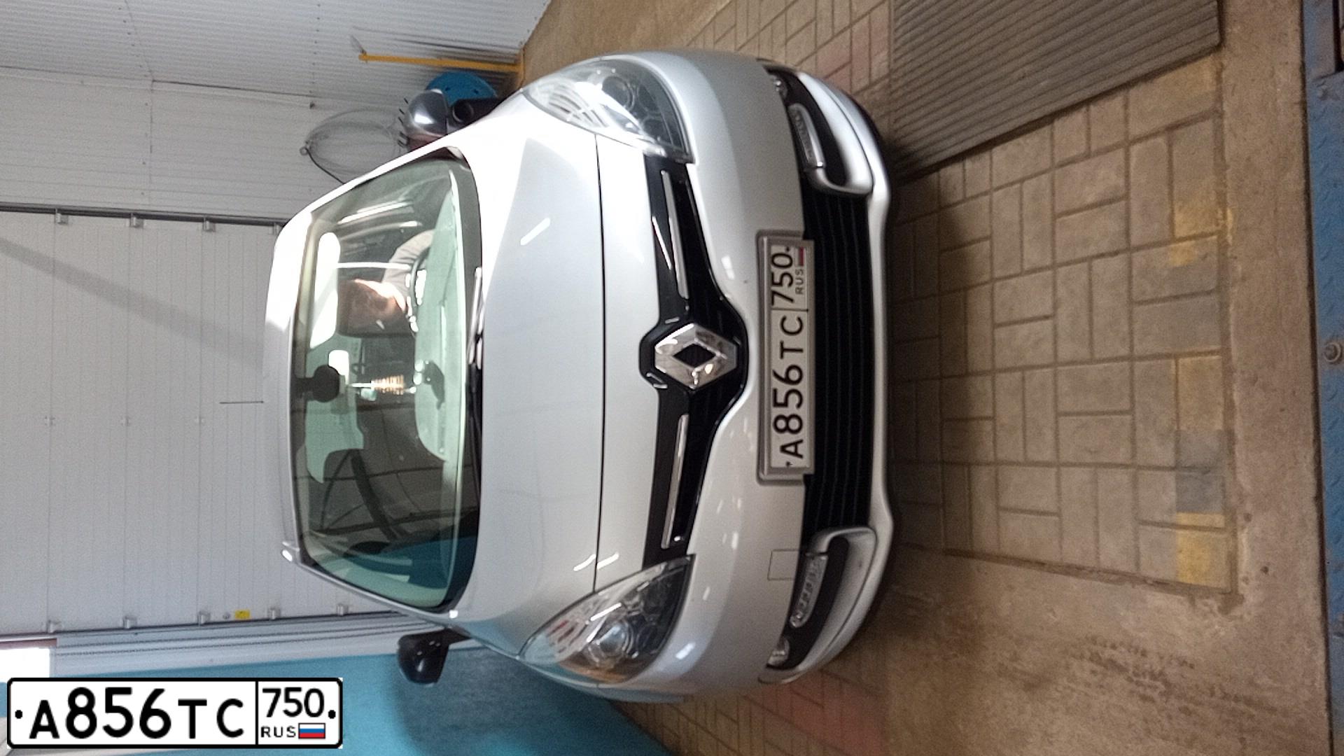 Фото автомобиля RENAULT MEGANE GRAND SCENIC, 2015 — госномер А856ТС750. Цвет: Серебристый