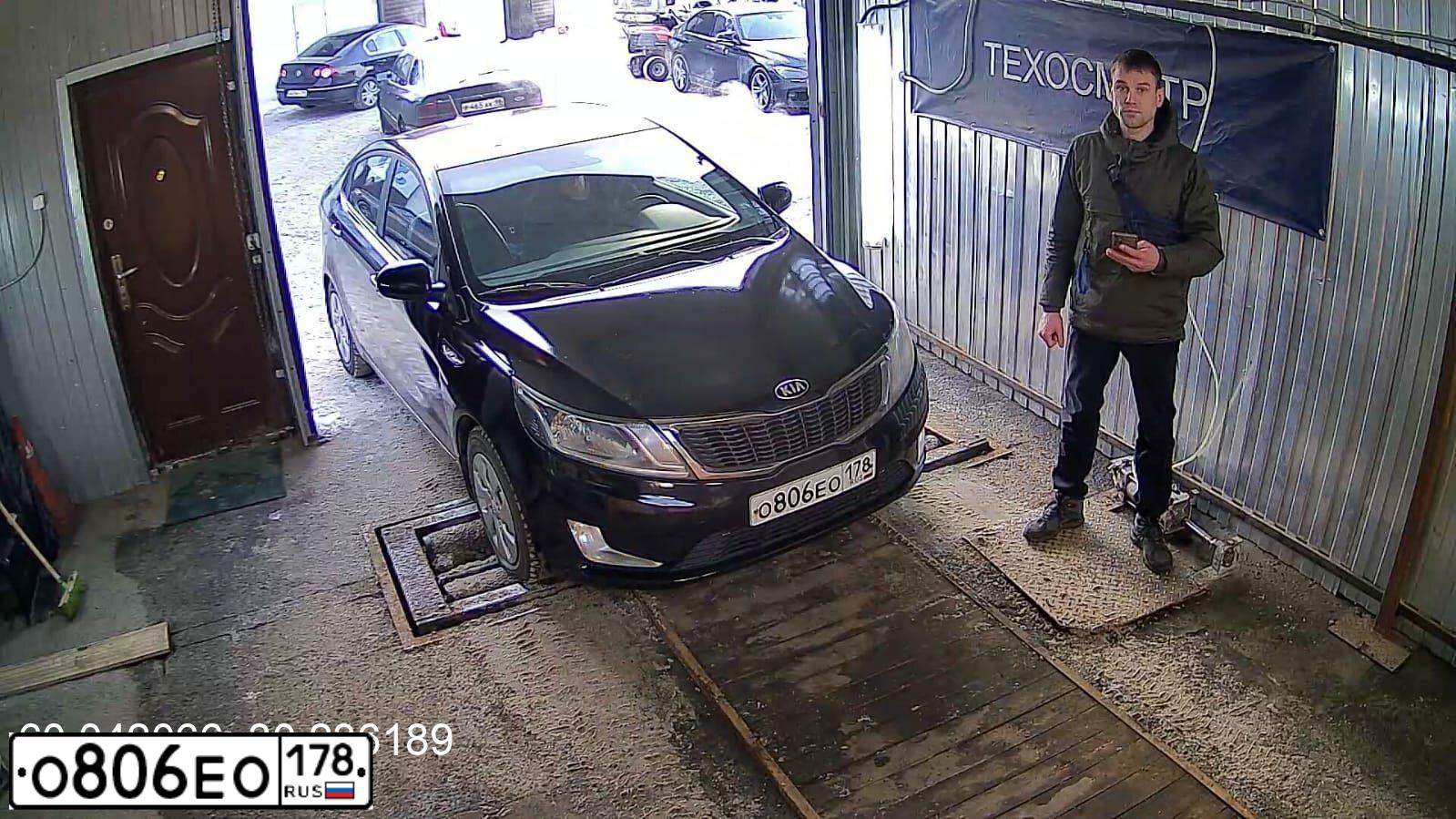 Фото автомобиля KIA RIO, 2013 — госномер О806ЕО178. Цвет: ЧЕРНЫЙ