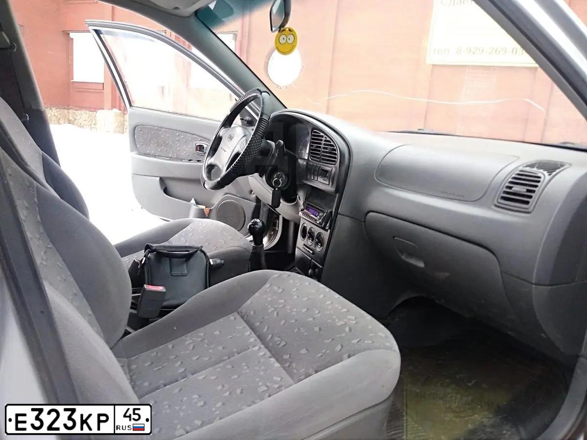 Фото автомобиля CHEVROLET NIVA, 2004 — госномер Е323КР45. Цвет: ТЕМНО-ЗЕЛЕНЫЙ
