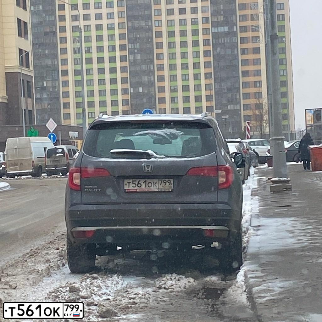 Фото автомобиля HONDA PILOT, 2018 — госномер О488ХС799. Цвет: ТЕМНО-СЕРЫЙ