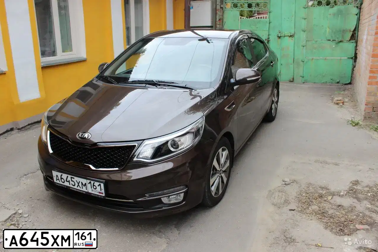 Фото автомобиля KIA RIO, 2017 — госномер А645ХМ161. Цвет: КОРИЧНЕВЫЙ