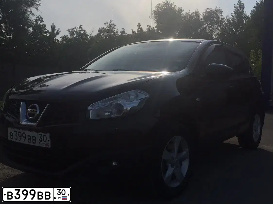 Фото автомобиля NISSAN QASHQAI, 2013 — госномер В399ВВ30. Цвет: ФИОЛЕТОВЫЙ