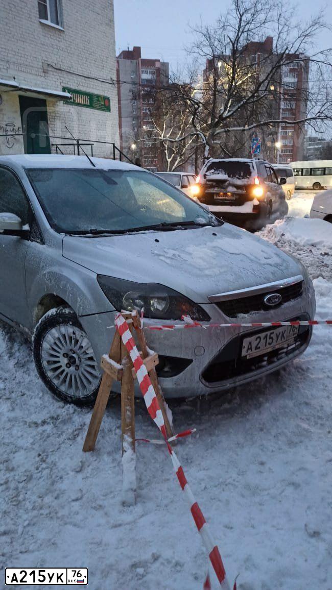 Фото автомобиля FORD FOCUS, 2008 — госномер А215УК76. Цвет: СВЕТЛО-СЕРЫЙ
