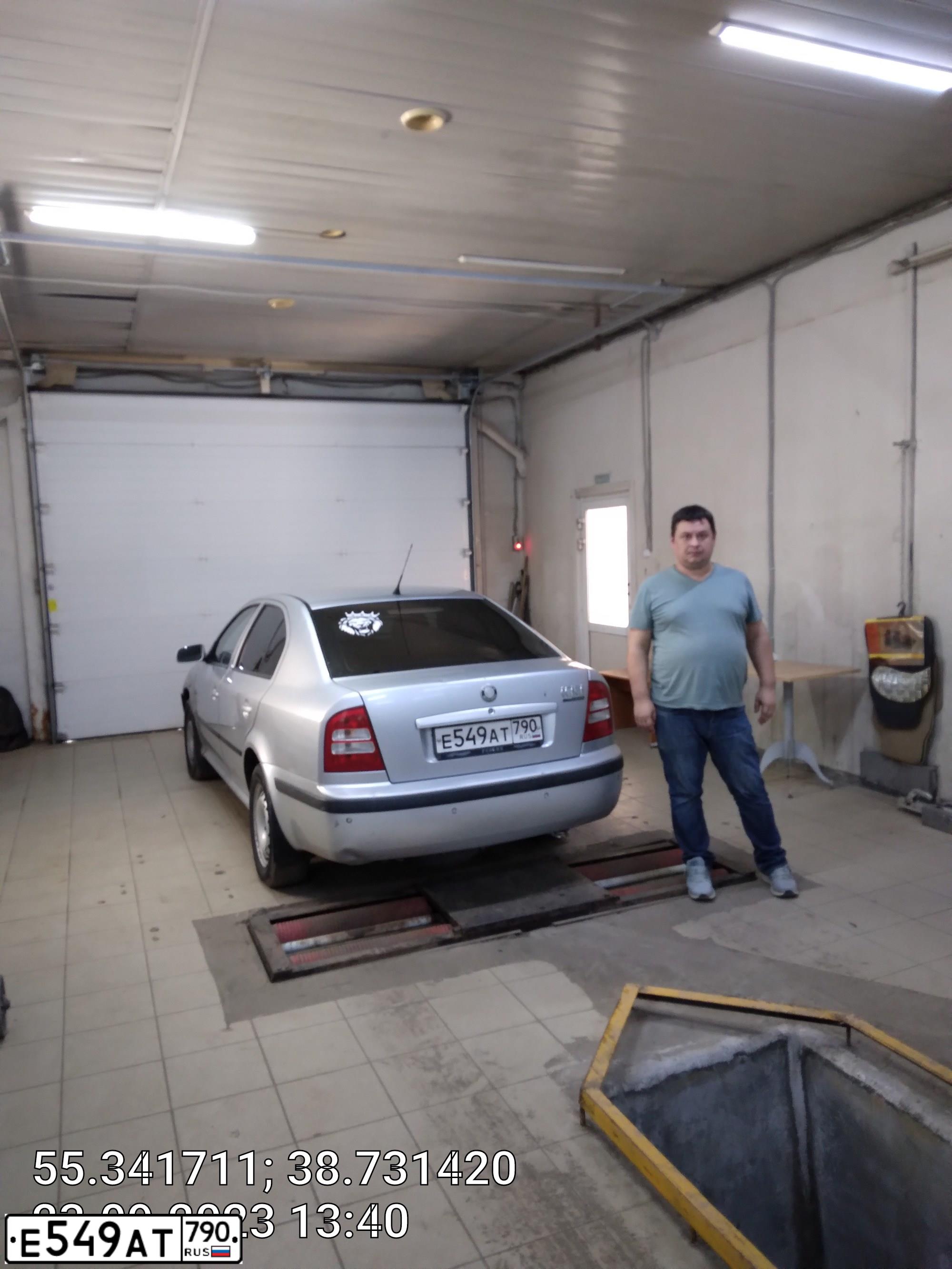 Фото автомобиля SKODA OCTAVIA, 2009 — госномер Е208МУ190. Цвет: СЕРЕБРИСТЫЙ