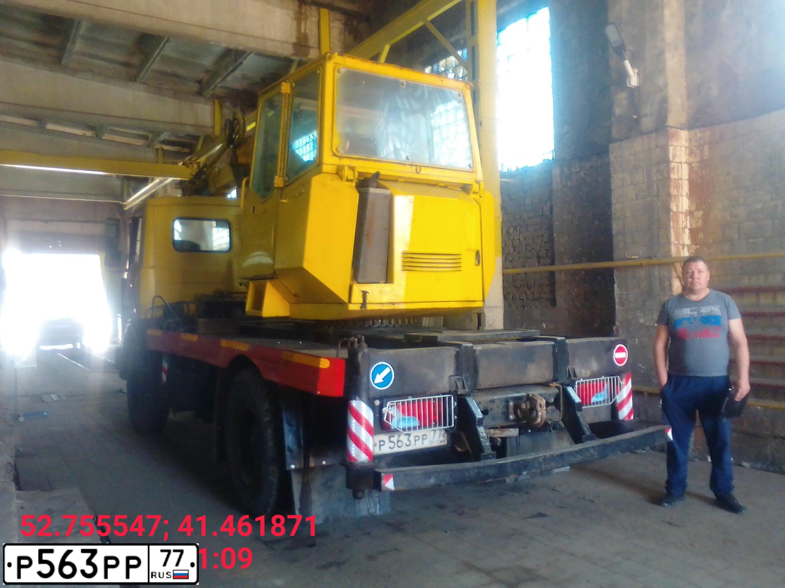 Фото автомобиля MAZ 5537 /4X2/, 1996 — госномер Р563РР77. Цвет: ЖЕЛТЫЙ КРАСНЫЙ