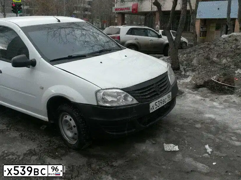 Фото автомобиля RENAULT LOGAN, 2013 — госномер Е889ХК196. Цвет: Белый