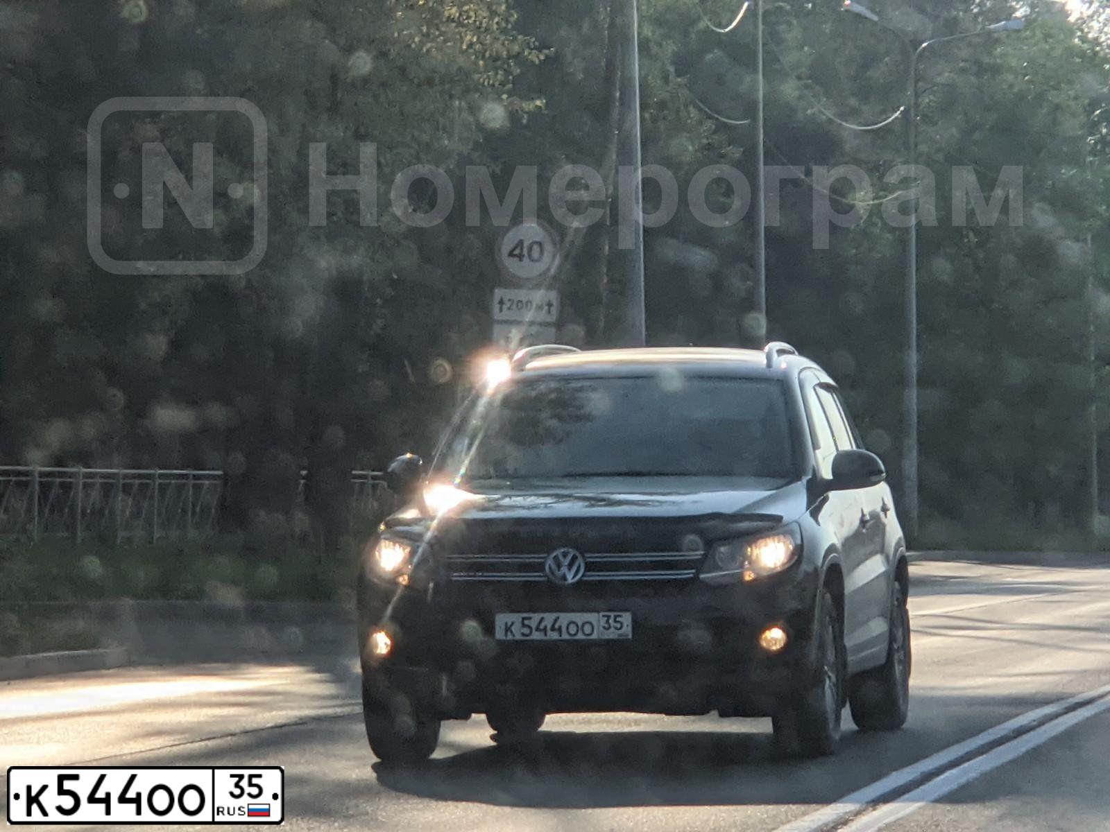 Фото автомобиля VOLKSWAGEN TIGUAN, 2011 — госномер К544ОО35. Цвет: ЧЕРНЫЙ