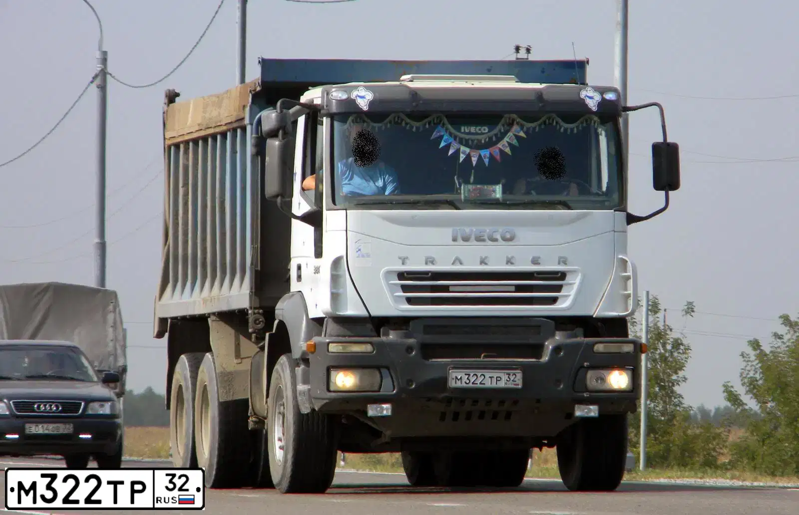 Фото автомобиля IVECO EUROTRAKKER/TRAKKER, 2006 — госномер М322ТР32. Цвет: СИНИЙ
