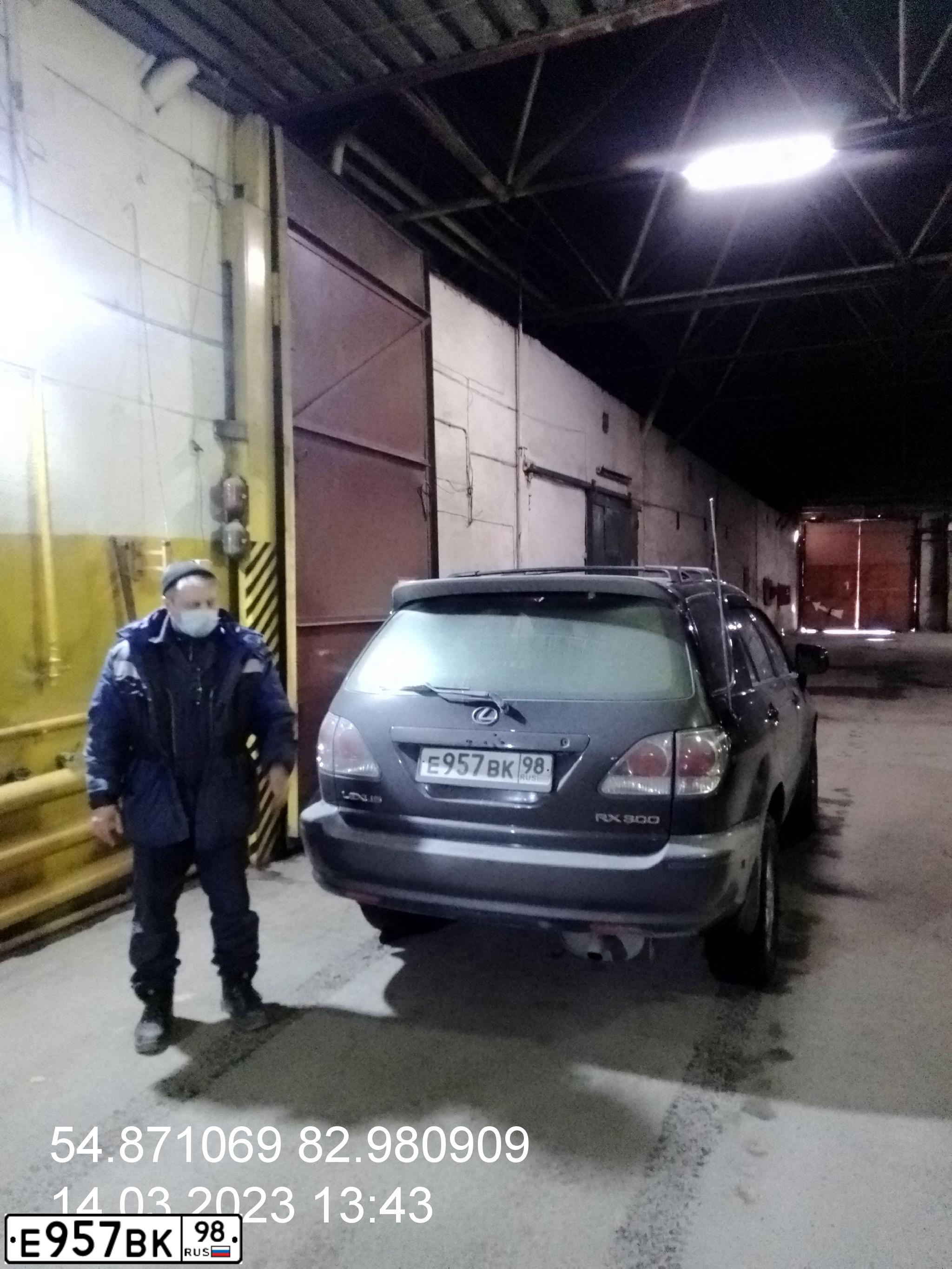Фото автомобиля LEXUS RX, 2001 — госномер Е957ВК98. Цвет: ЧЕРНЫЙ