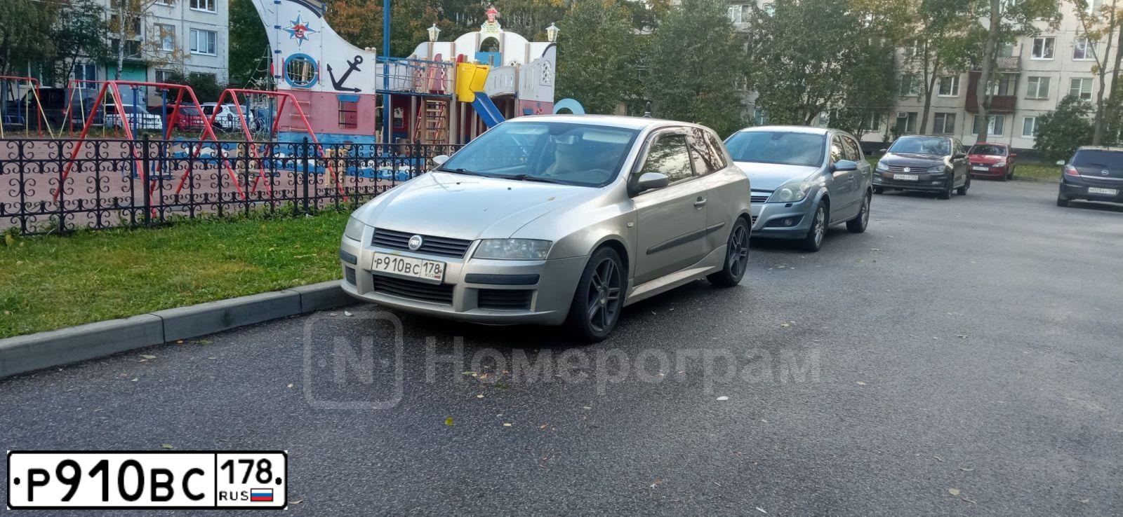 Фото автомобиля FIAT STILO, 2003 — госномер Р910ВС178. Цвет: СЕРЕБРИСТЫЙ
