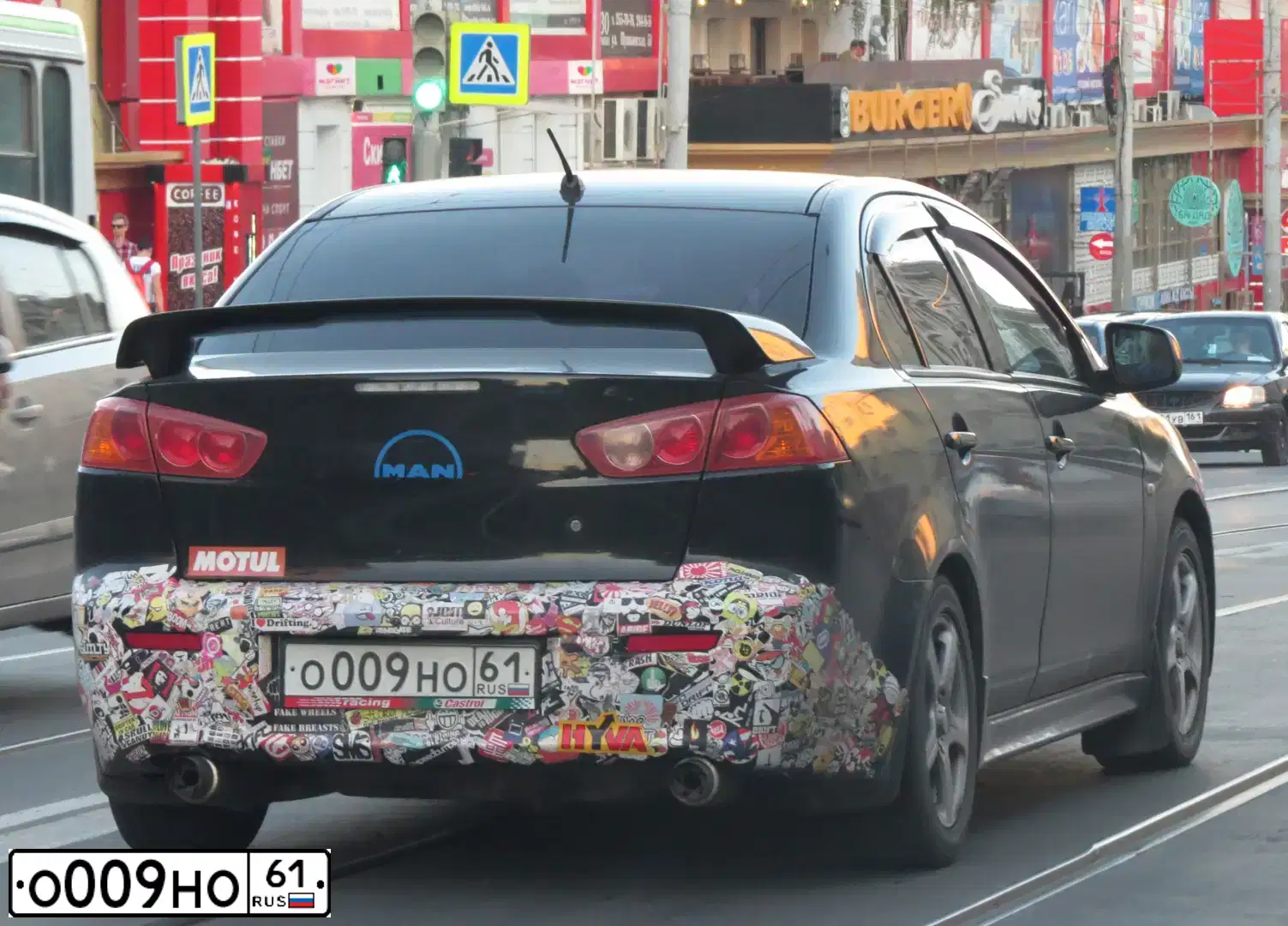 Фото автомобиля MITSUBISHI LANCER, 2008 — госномер О009НО61. Цвет: ЧЕРНЫЙ