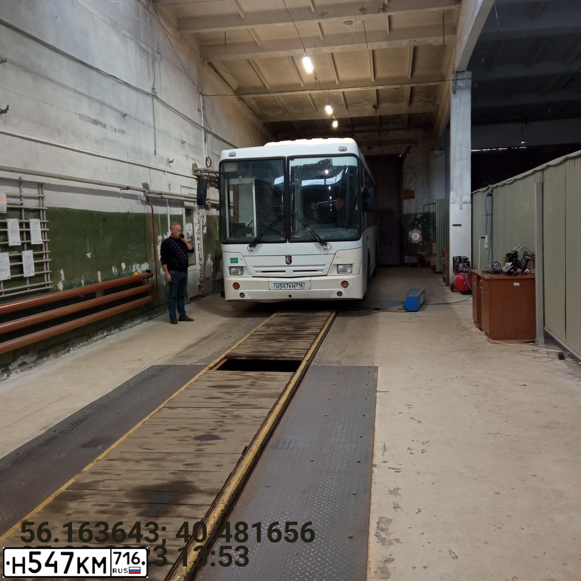 Фото автомобиля NEFAZ 5299 /KAMAZ 5297 4X2/, 2012 — госномер Р272РР116. Цвет: Белый