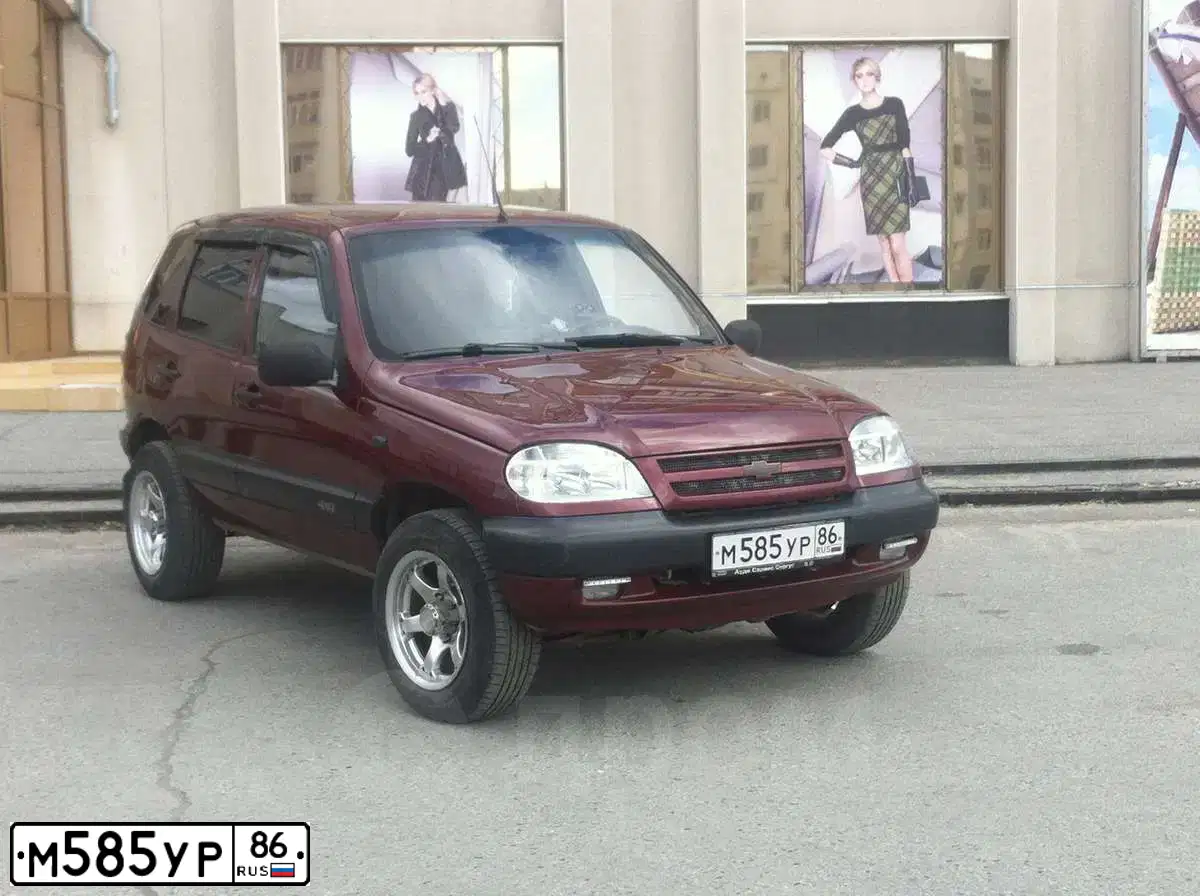 Фото автомобиля TOYOTA AVENSIS, 2007 — госномер М585УР86. Цвет: Темно-зеленый