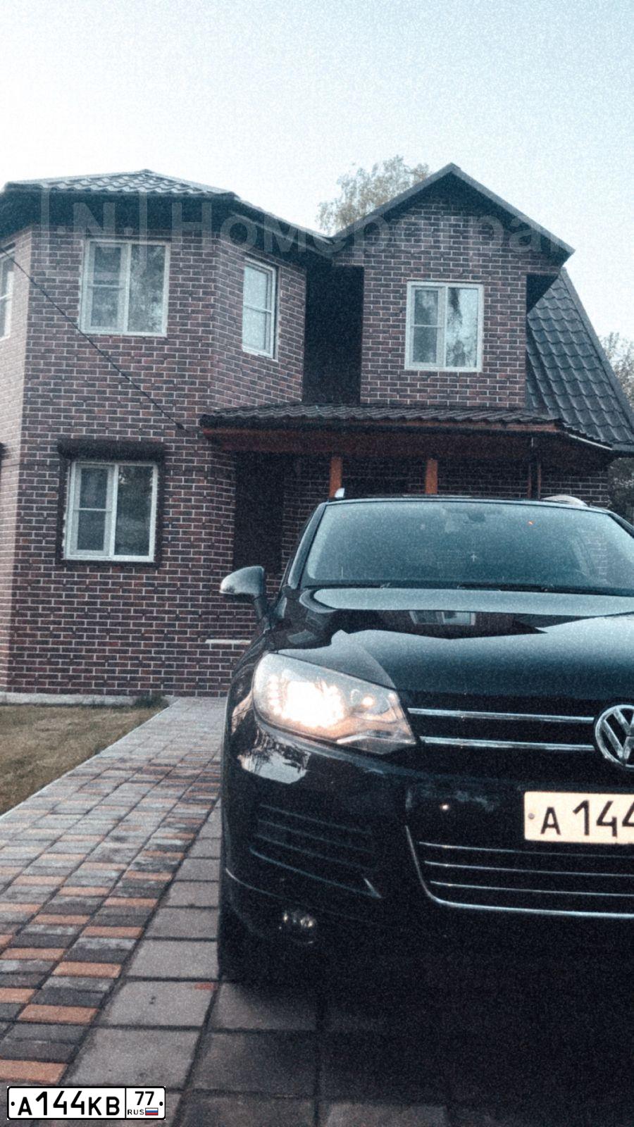 Фото автомобиля VOLKSWAGEN TOUAREG, 2013 — госномер А144КВ77. Цвет: ЧЕРНЫЙ