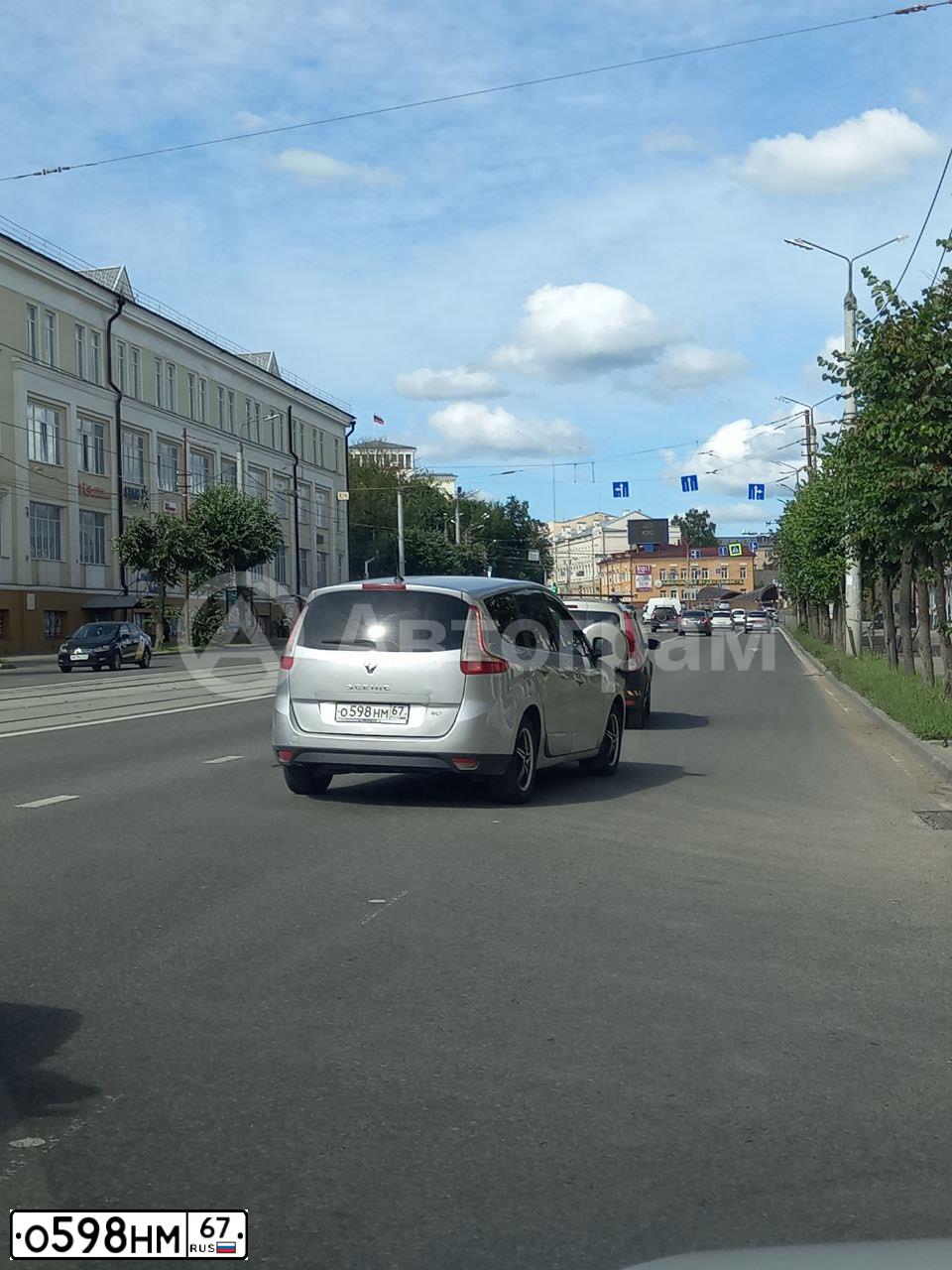 Фото автомобиля RENAULT MEGANE /GRAND/ SCENIC, 2010 — госномер О598НМ67. Цвет: СЕРЕБРИСТЫЙ